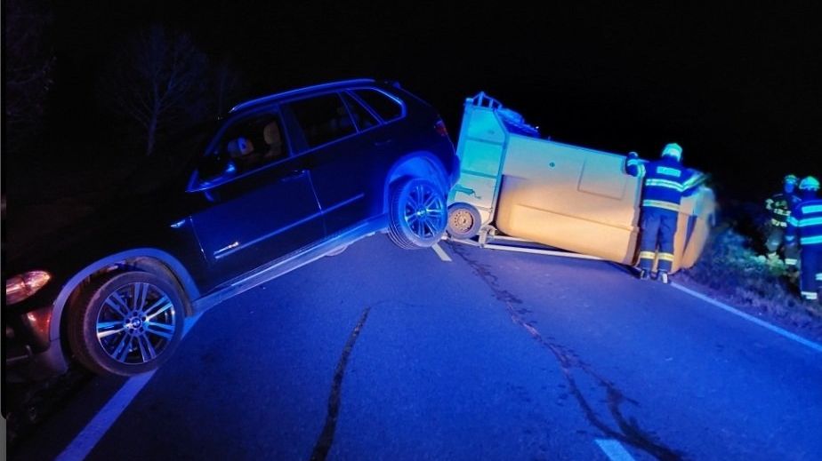 Vítr převrátil na Chrudimsku převážený bazén